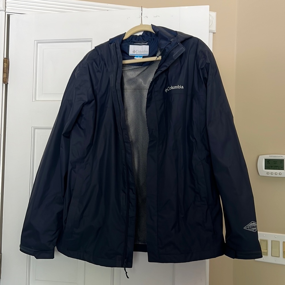 Men’s Columbia hooded rain jacket—navy blue